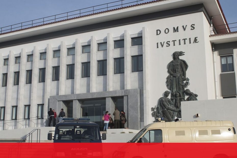 Os homens usam a colher de pedreiro para tentar matar os concorrentes de Vila Nova da Barquinha
