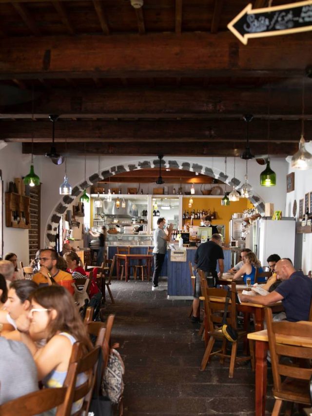 Quanto cada profissional ganha na restauração de negócios, de assistentes de quarto a chefes?
