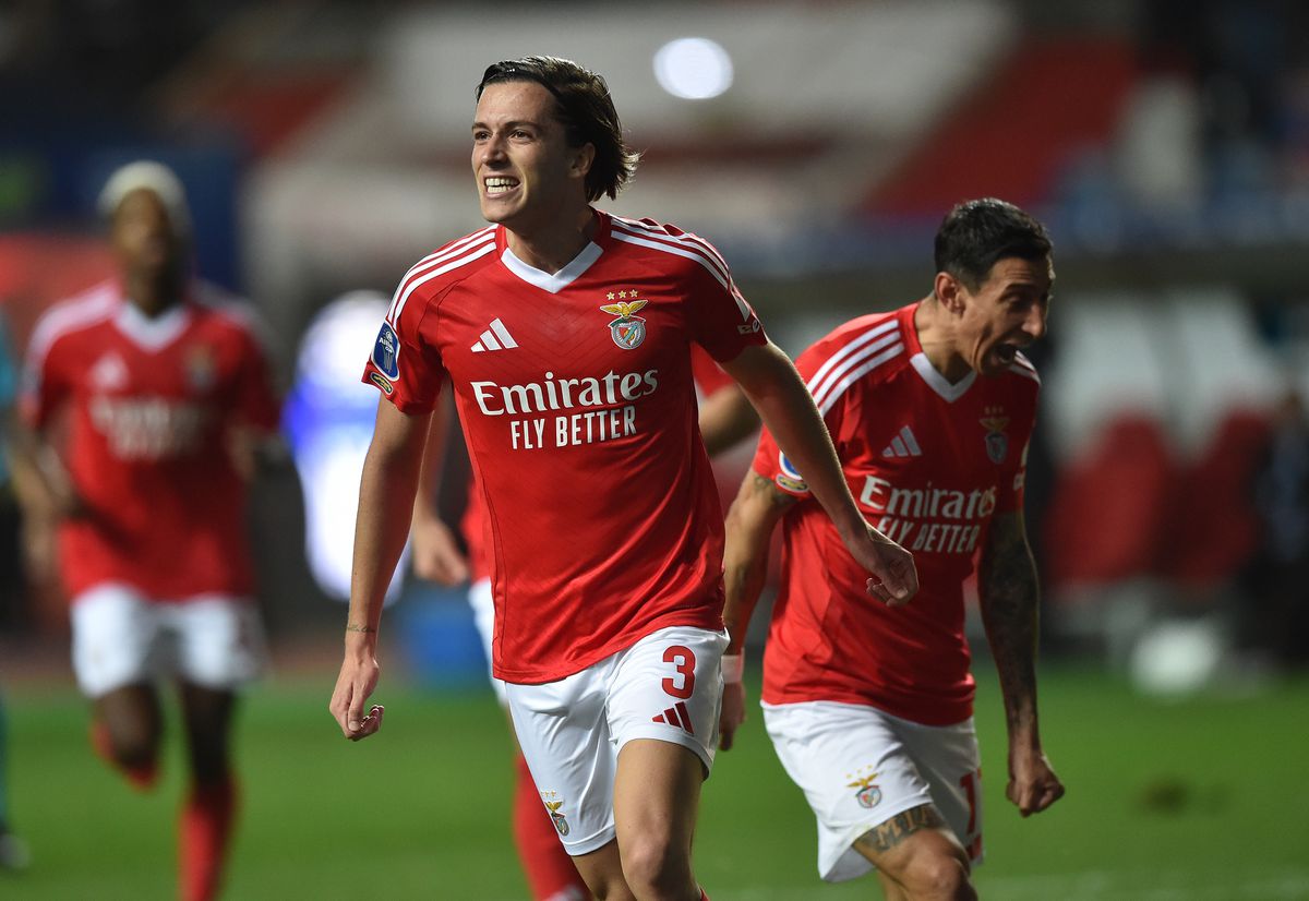 Retornar e dúvida entre as onze pessoas em Benfica