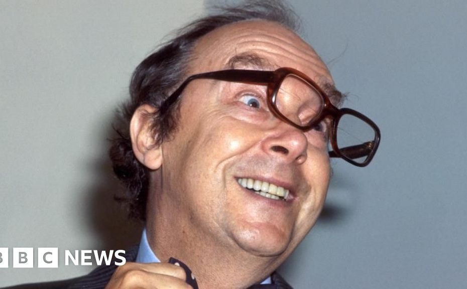 Robbie Williams paid £20,000 for Eric Morecambe's glasses