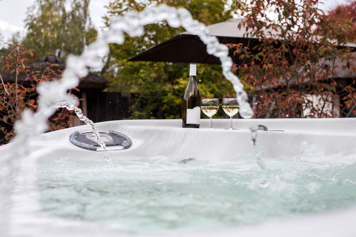 The hot water bathtub is the first local iPhone porn application, and came to the European Union