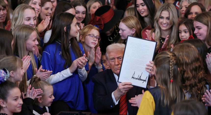 Trump assina a ordem executiva proibir atletas transgêneros de participar do esporte feminino