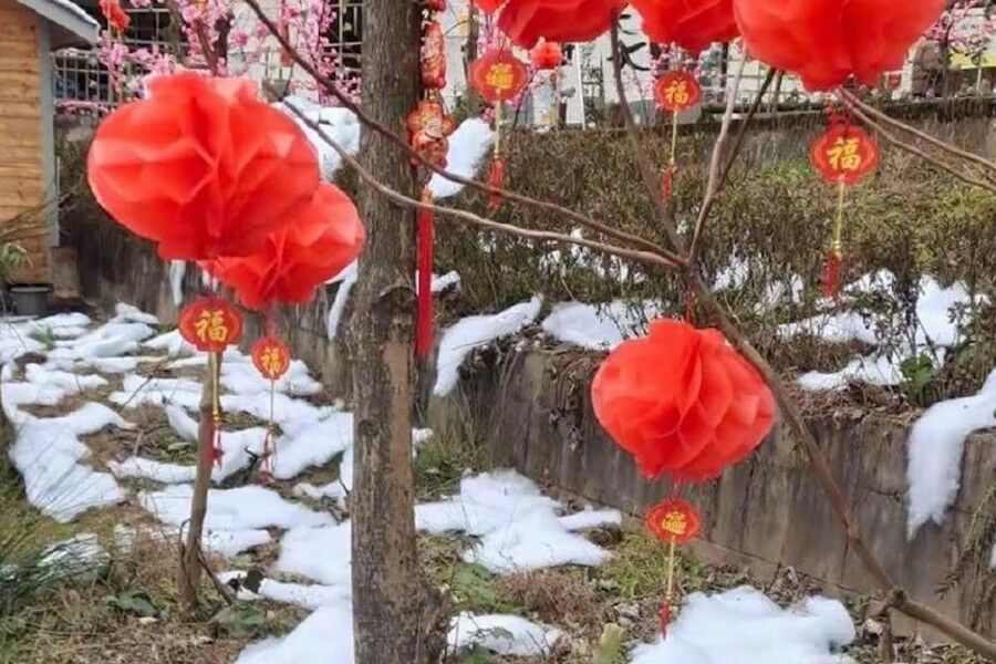 Village de visitantes chineses pede desculpas depois de usar algodão e sabão de água para criar neve falsa