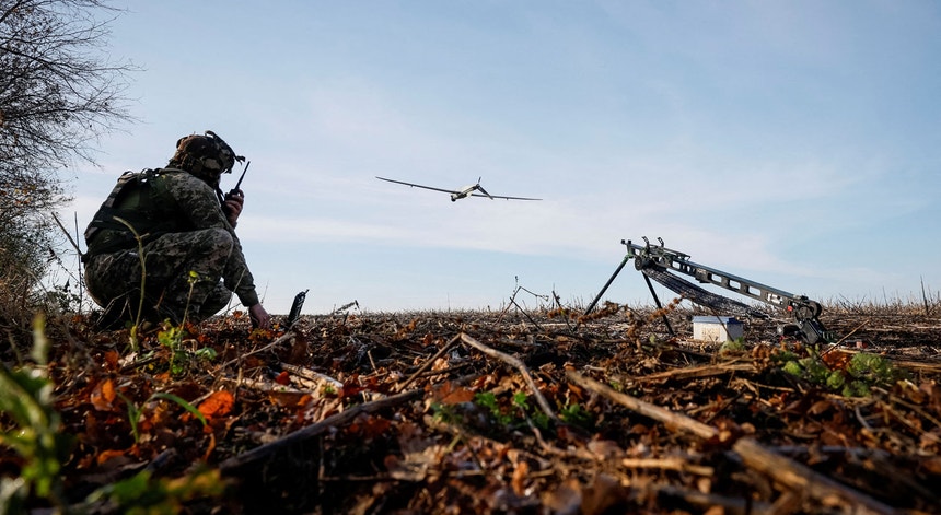 Kyiv reivindica um novo ataque à base aérea russa