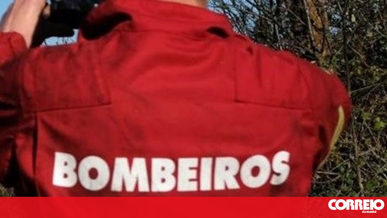 Casas consumidas pelas chamas de Valoncho – Portugal