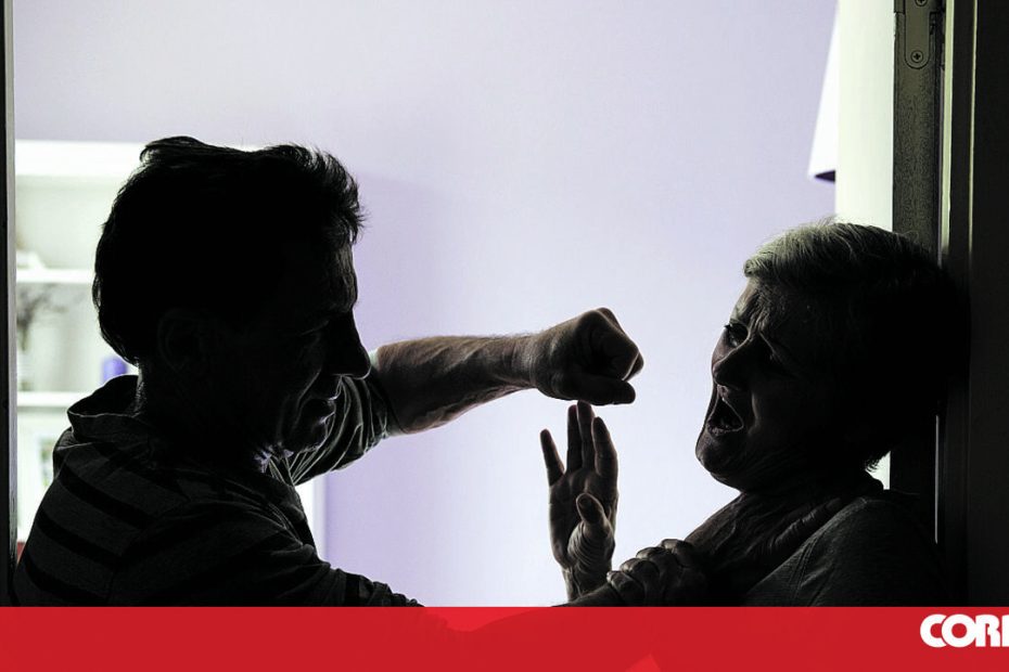 Homem em Marinha Grande - Portugal ofendeu e abusou de sua mãe por nove anos