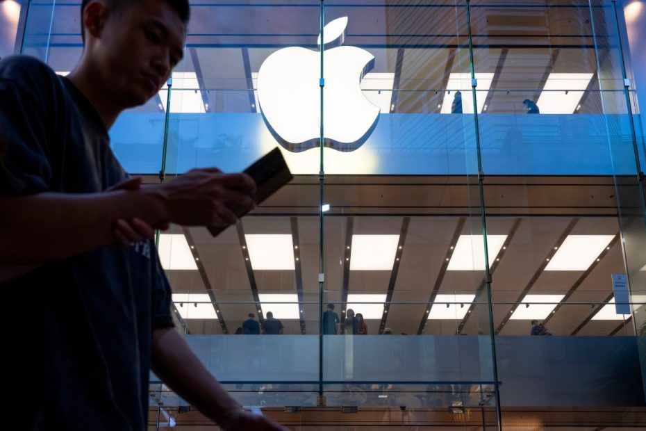 Apple notifies new victims of spyware attacks around the world