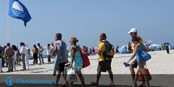 Mais de 400 praias portuguesas têm uma bandeira azul este ano