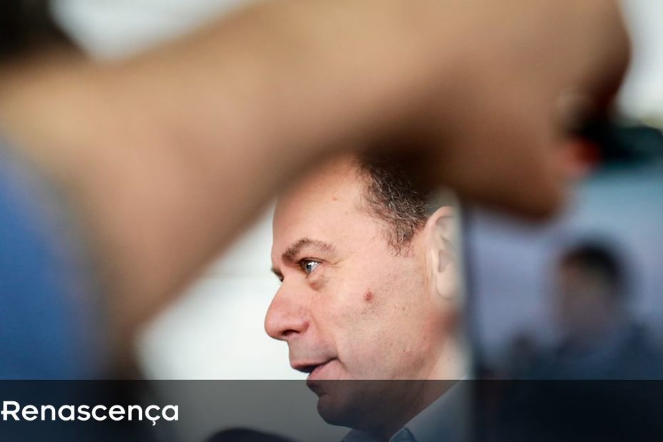 Montenegro defende redes sociais e compara regras em vias públicas