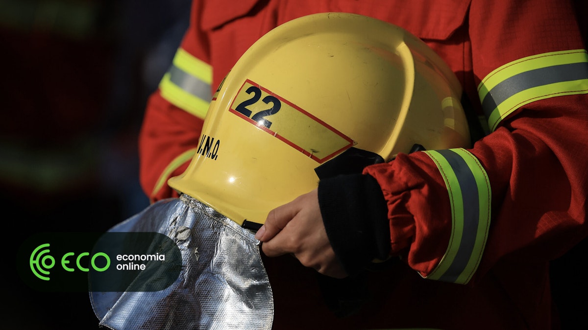 Os bombeiros foram listados apenas às 20h. Segunda-feira. Siresp falhou novamente