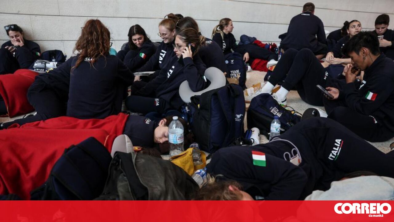 Os passageiros dormem no chão, longas filas para recuperar a bagagem no aeroporto de Lisboa – fotos de Carellia