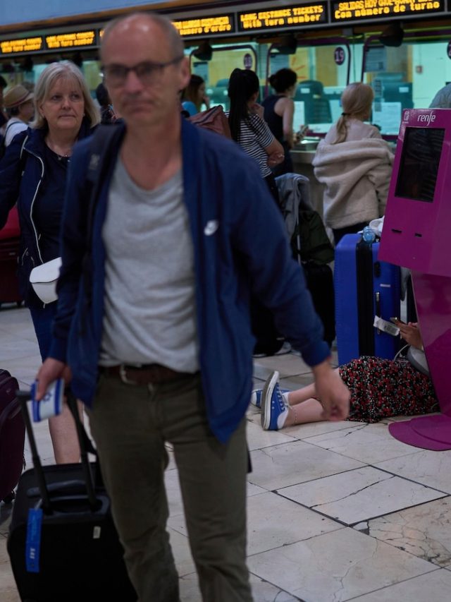 Without electricity, Spanish trains are fixed. Three travelers share their stories