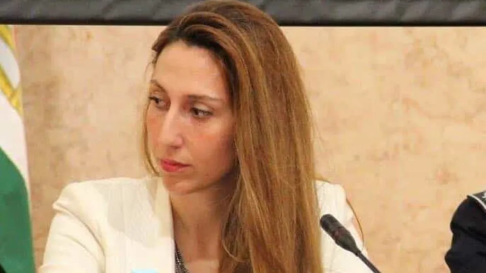 Legislativo adiado após o início do julgamento da sra. Cristina Rodrigues