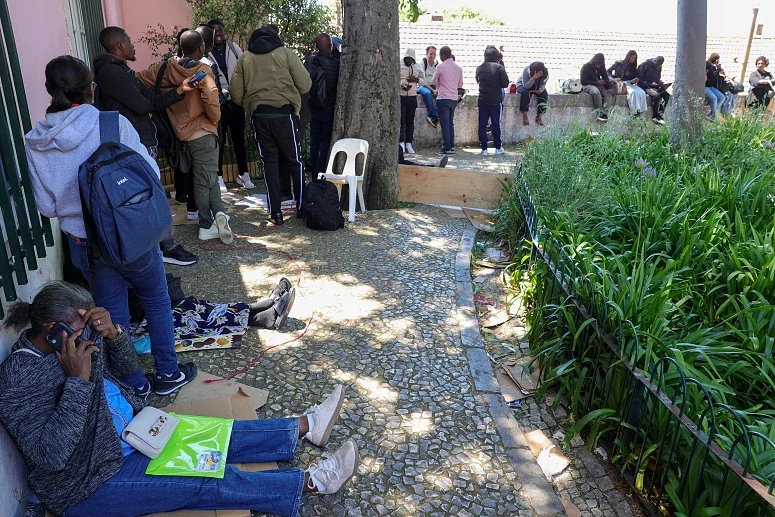 Os imigrantes esperam por alguns dias e dormem na rua para verificar os documentos