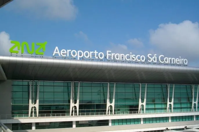 Sistemas de nevoeiro e inválidos cancelam voos para o aeroporto de Porto novamente