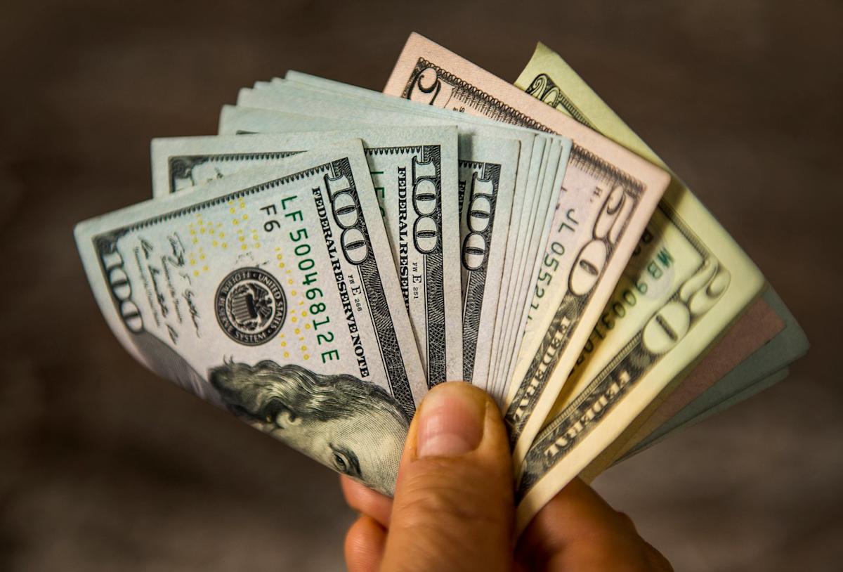 3 begs to buy ultra-high earnings dividend stocks in May