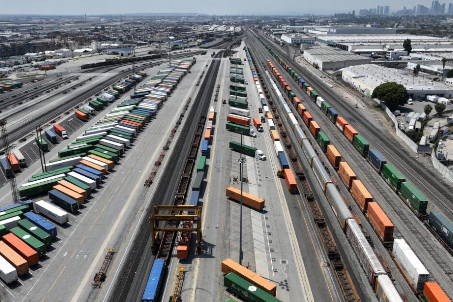 'Truck drivers are scrambling': Trump's tariffs hit drivers, Los Angeles port workers work hard