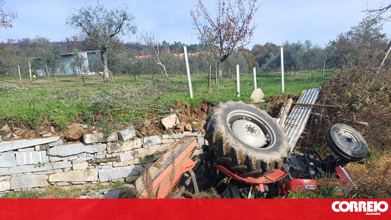75 -Year -old Man e Fundão do trator agrícola -Portugal