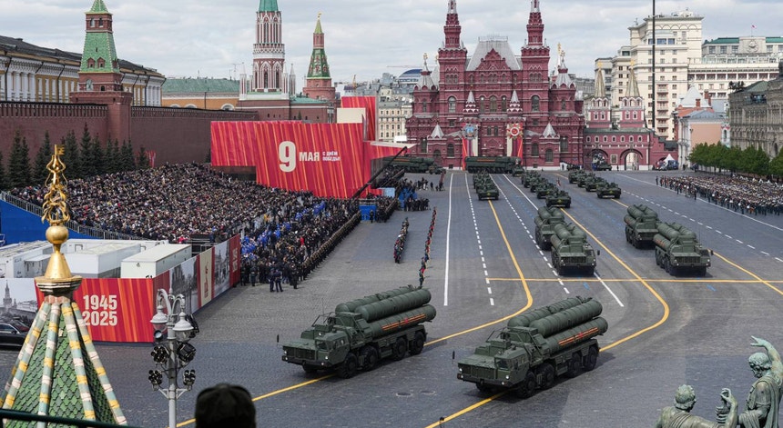 80 anos após o final da Segunda Guerra Mundial. A Rússia demonstra armas usadas contra a Ucrânia