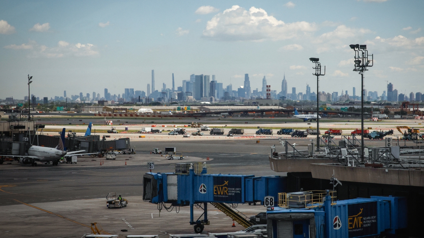 A Newark air traffic controller after the systems failed : NPR
