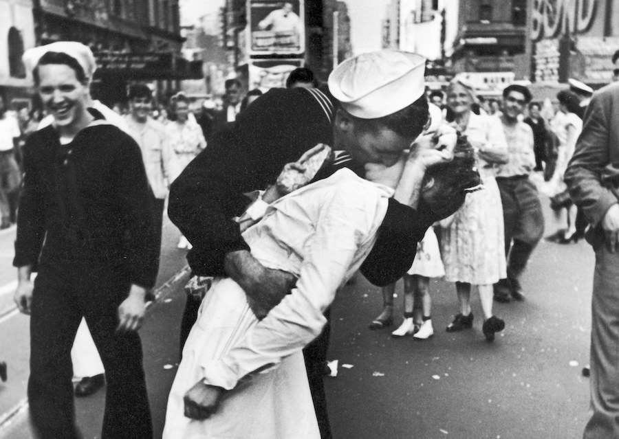 A Segunda Guerra Mundial acabou, beijos e 1.620 cabines. Foi 80 anos atrás