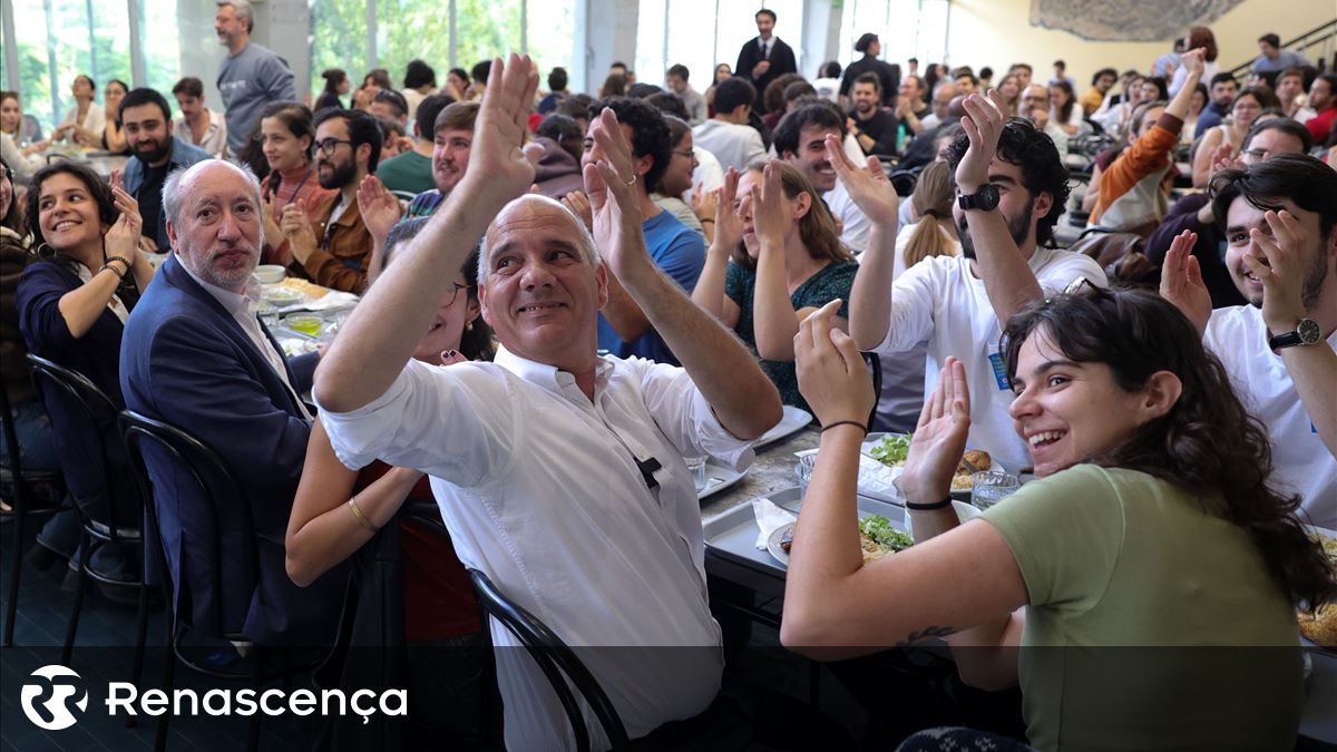 A antiga cantina nos meus ouvidos. Raymondo e estudantes universitários almoçam