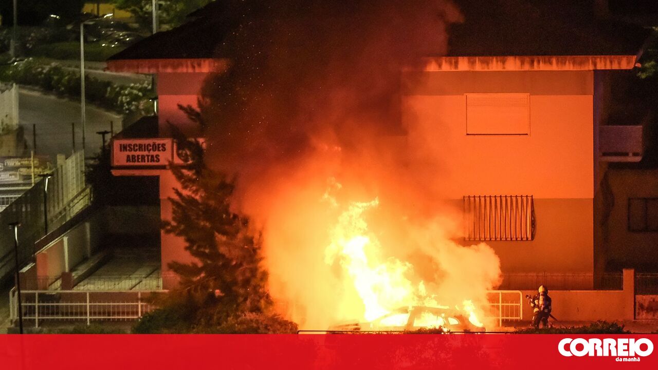 A chama da comunidade de Liceu, da Setúbal, consumiu dois carros – Portugal