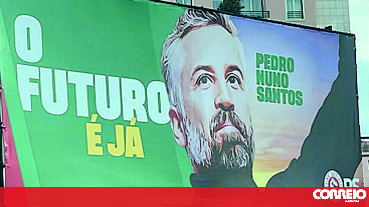 A cor da bandeira é um elemento comum em PS e pôsteres de chegada – política