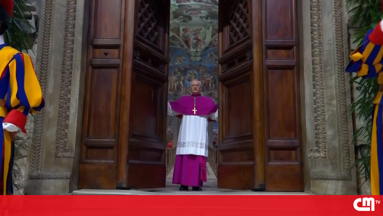 A porta da igreja sistina fechada começa a escolher o próximo papa – vídeo