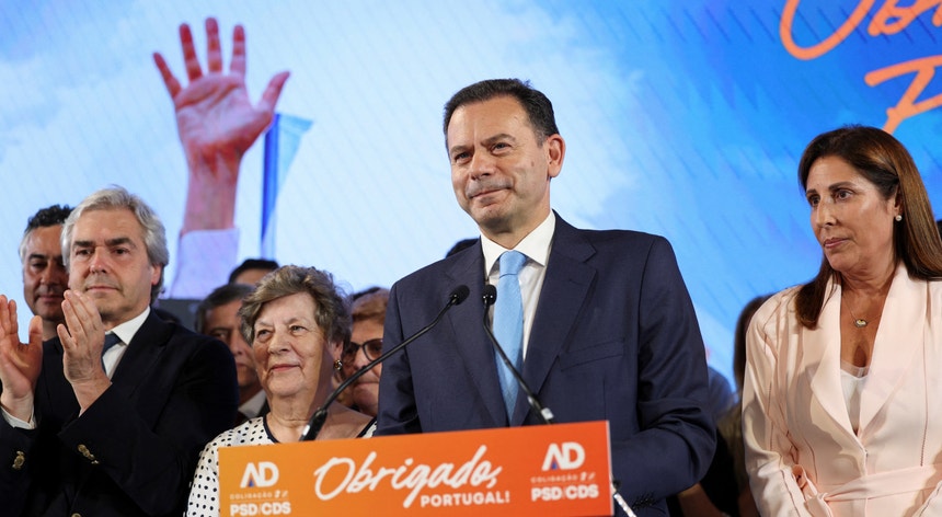 A publicidade está ganhando, alcançar o PS e a liberdade é a única que sobe para a esquerda e direita