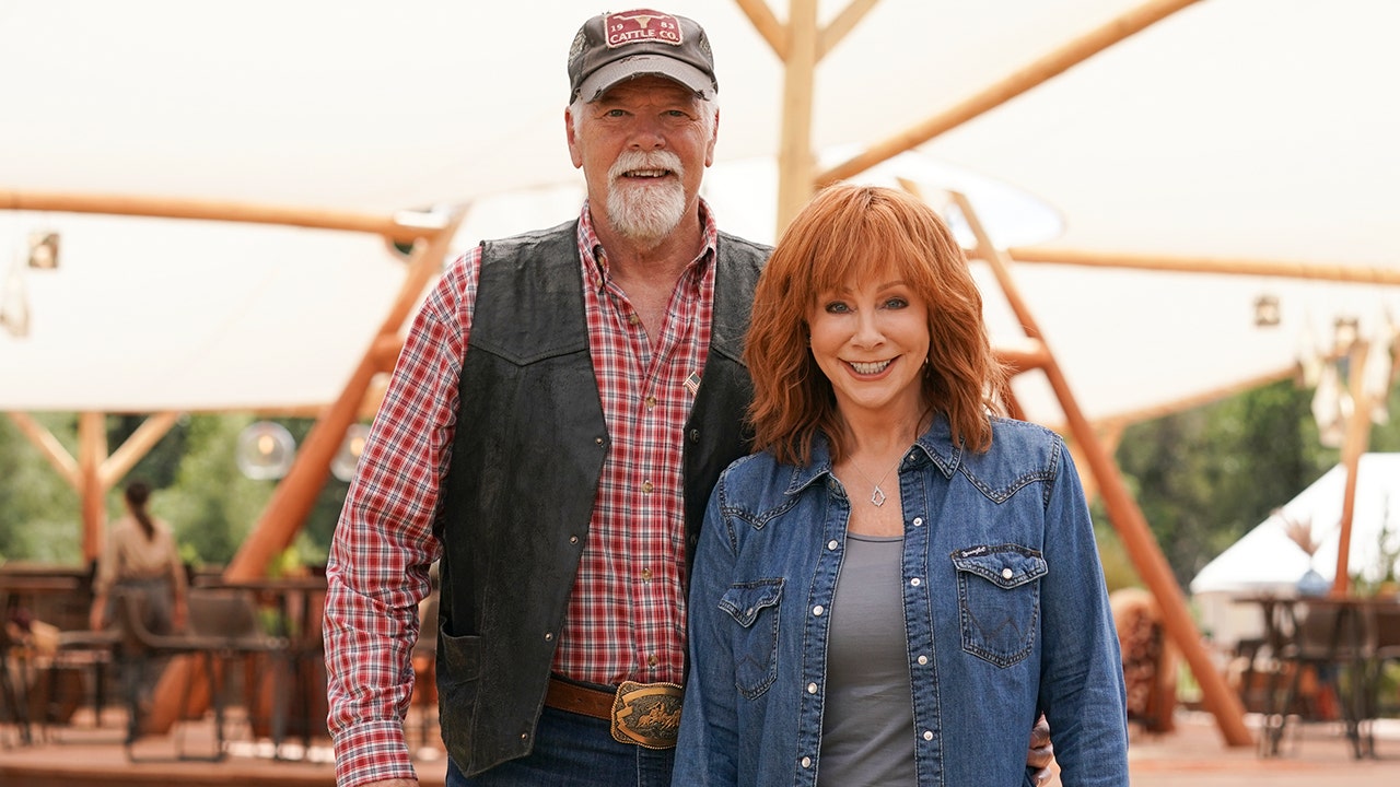 ACM host Reba Mcentire started her relationship with Rex Linn at the beginning.