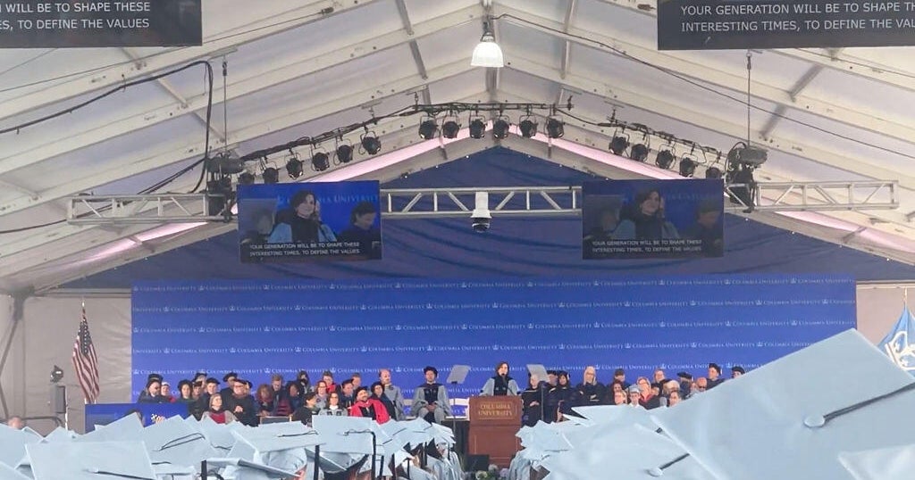 Acting President of Columbia University booed in graduation speech, facing the ode to “Free Mahmoud”