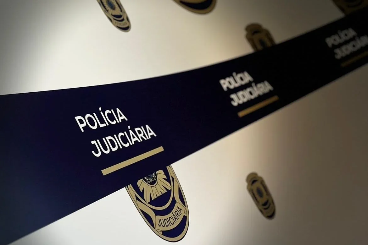 Agentes imobiliários aproveitam as distâncias em torno de dezenas de pessoas no Algarve