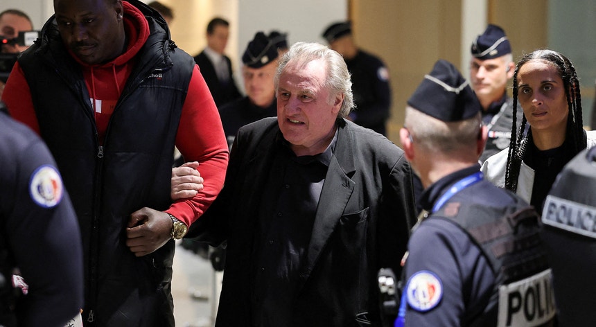 Agressão sexual. Gérard Depardieu foi condenado a 18 meses de prisão