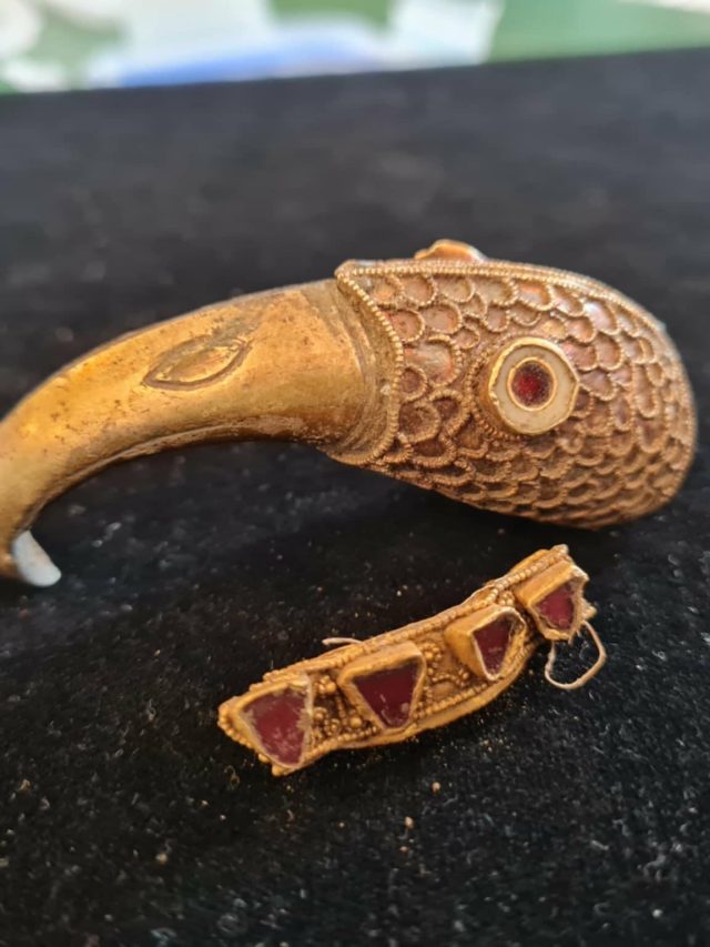 Amazing Crow's Head and Ring Gold e Granadas encontradas por detectores