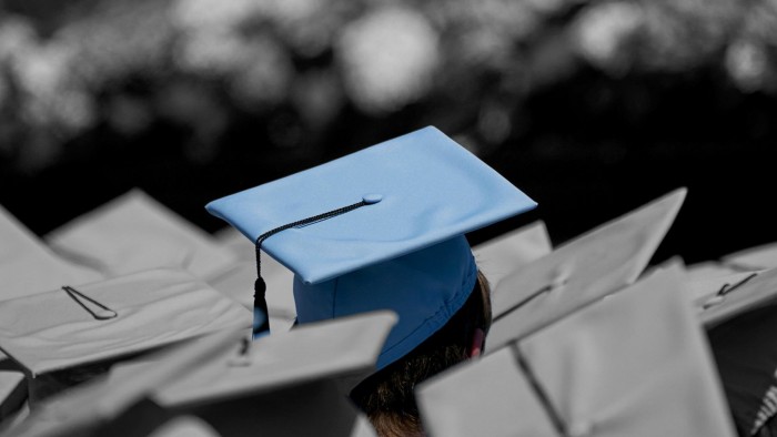 American college graduates enter the “freeze” labor market