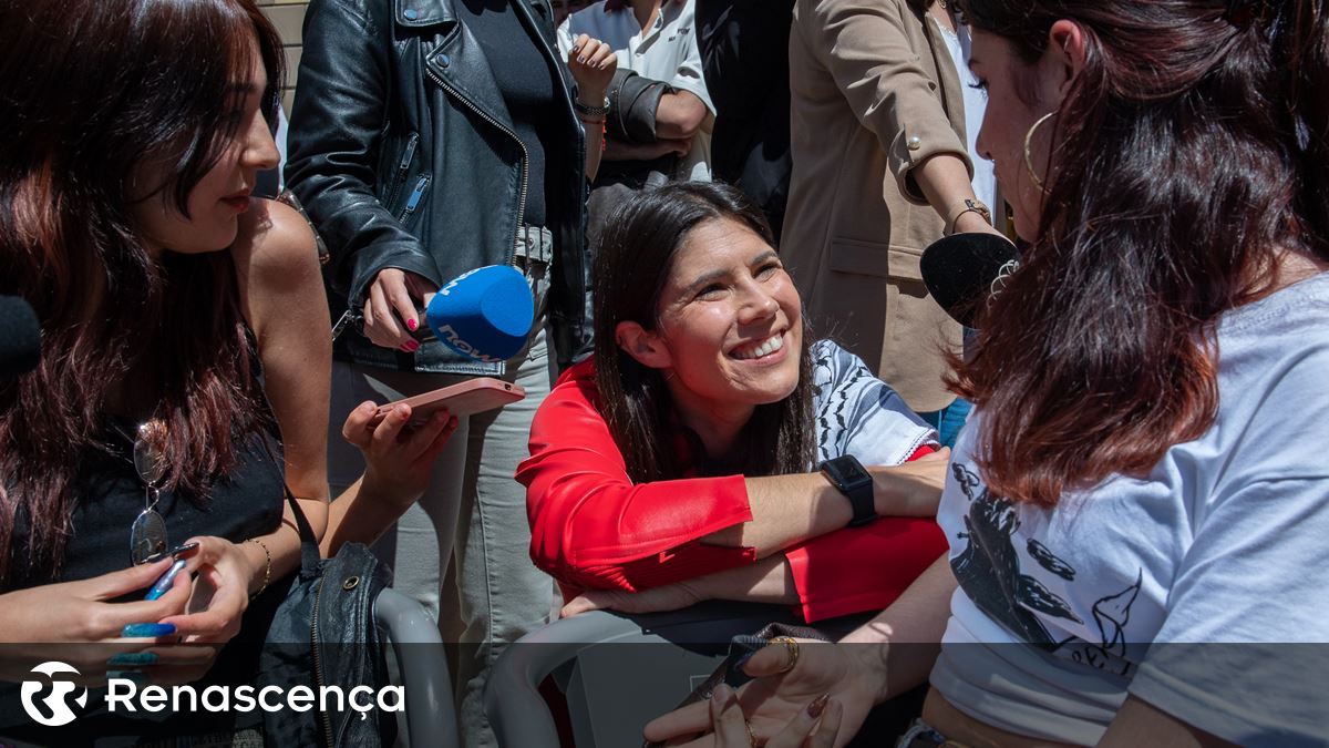 Aos pés dos jovens, Mortágua atira liberais que “desconhecem” da economia