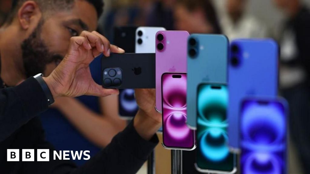Apple brackets hit Trump tariffs with $900 million