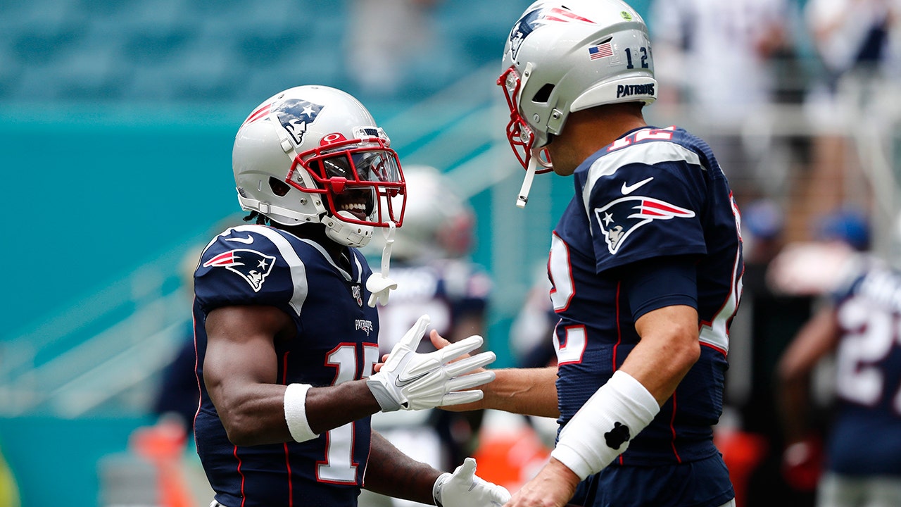 Bill Belichick at Tom Brady, Antonio Brown