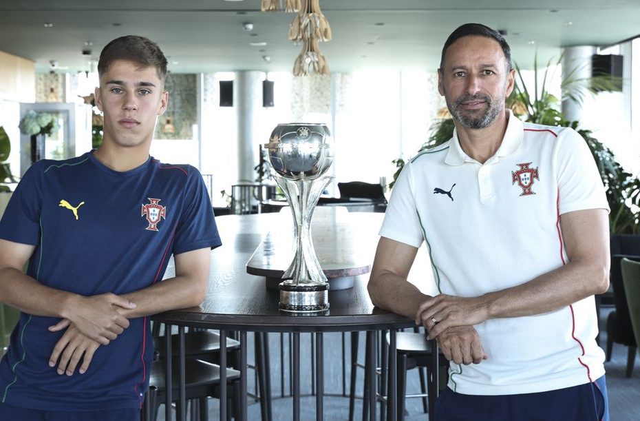 Bino Aplicar o projeto U-17 EU-17: «Não tenho titulares nesta equipe»