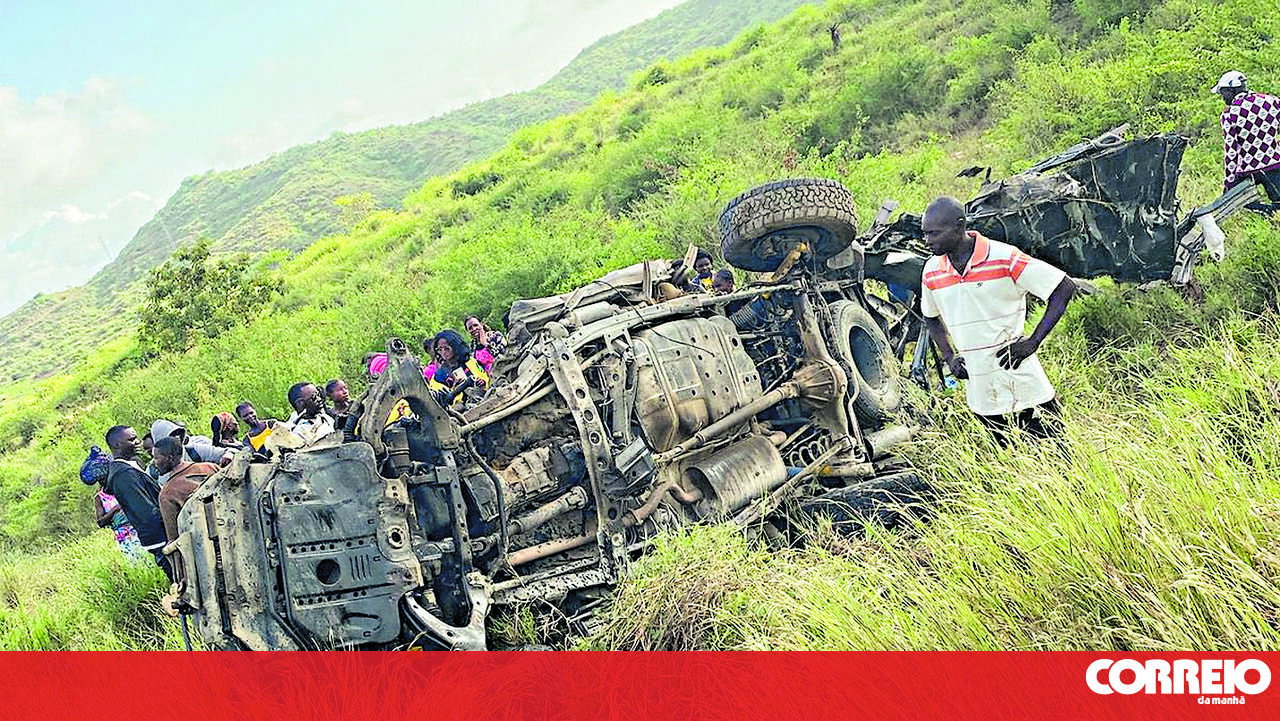 Caminhão voltado para a família portuguesa em alta velocidade – Portugal
