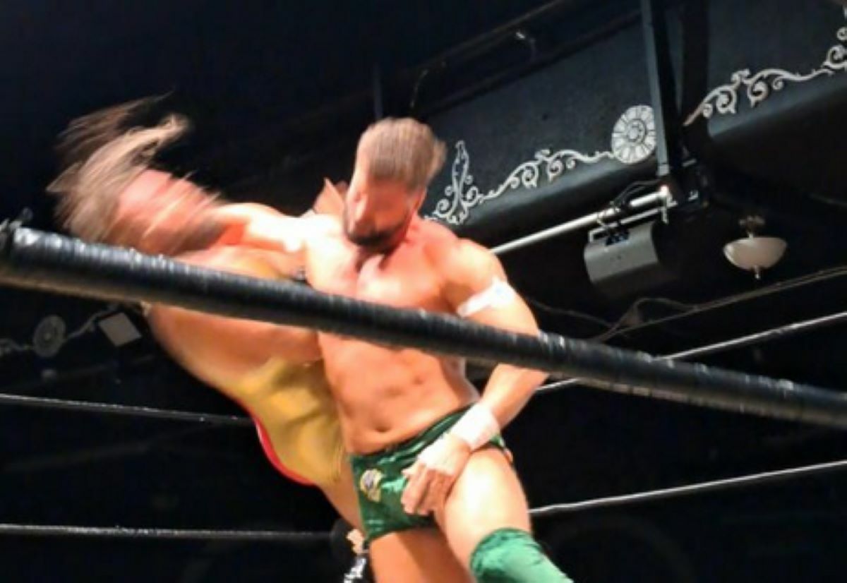 Candidato português com um trono da WWE