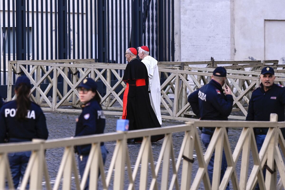 Cardinal está assistindo a um filme “reunião” para entender as regras da eleição do papa