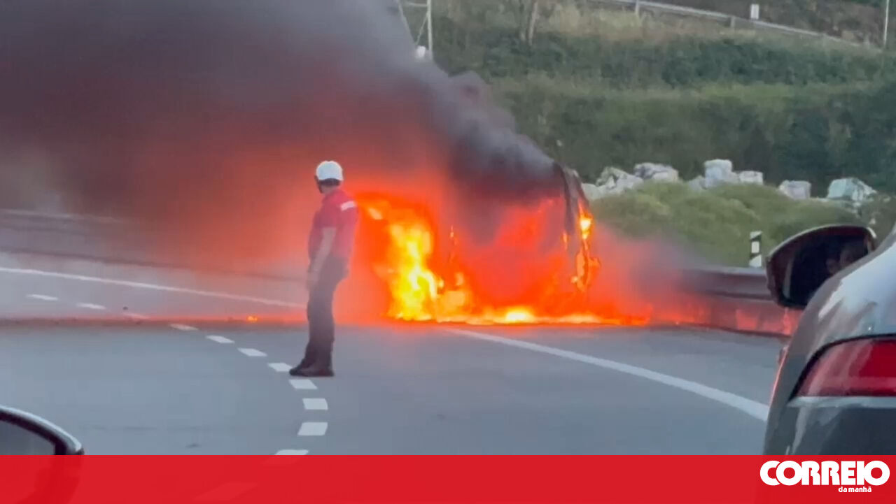 Carros consumidos por chamas em Guimarães A7 – Portugal