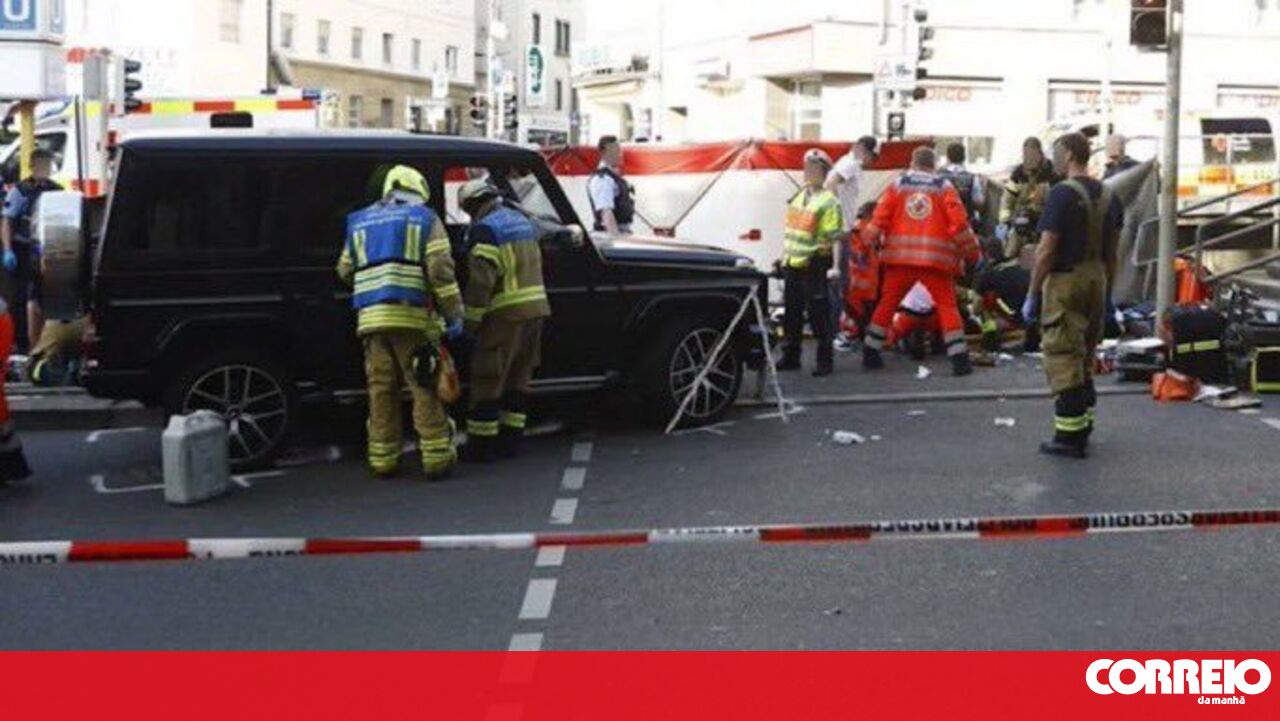 Carros esportivos entre a multidão na cidade alemã de Stuttar. Existem vários mundos feridos