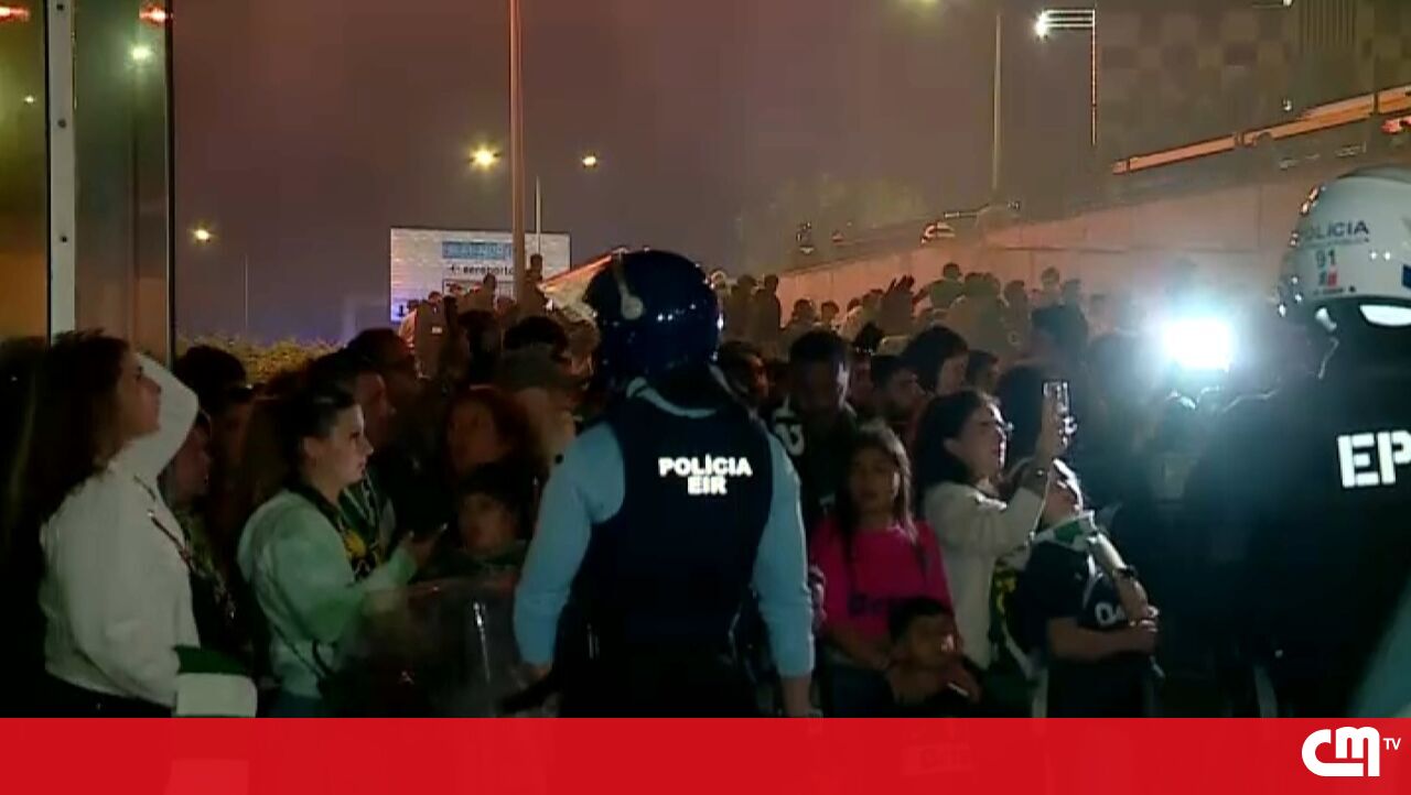 Centenas de fãs estão esperando a chegada de ônibus esportivos em Alvalade – Vídeo