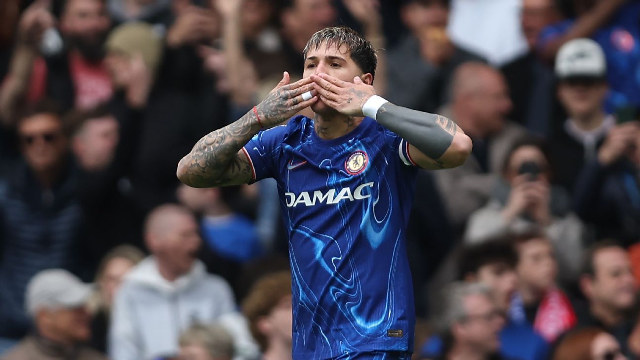 Chelsea's midfielder Bruce crosses Liverpool toward UCL