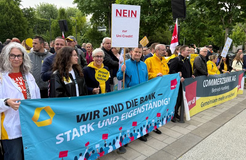 Commerzbank CEO and Workers rally to fend off Unicredit as investors meet