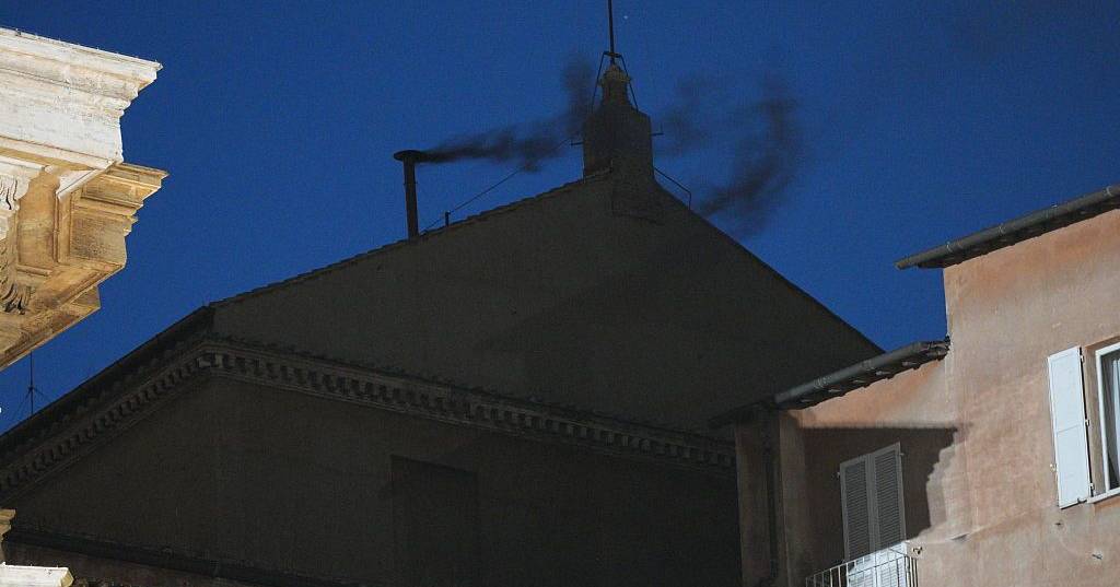 Como esperado, fumaça negra … preparou quatro votos para o segundo dia da reunião