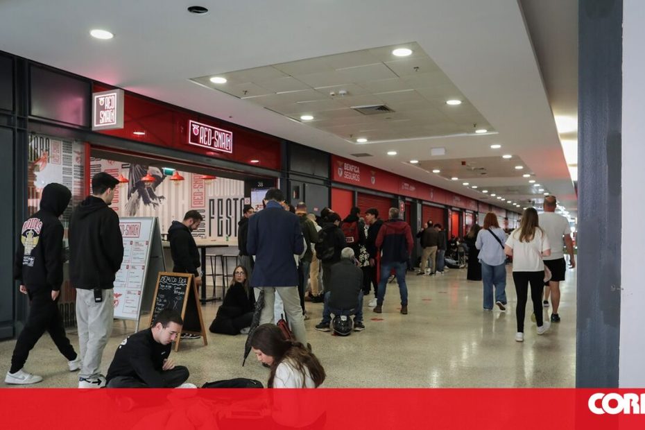 Concorrência louca de ingressos malucos linham o jogo do campeonato em Luz
